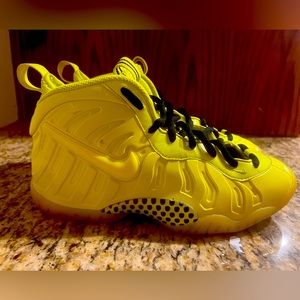 Nike Air Foamposite pro (GS) volt 6y or womens 7.5